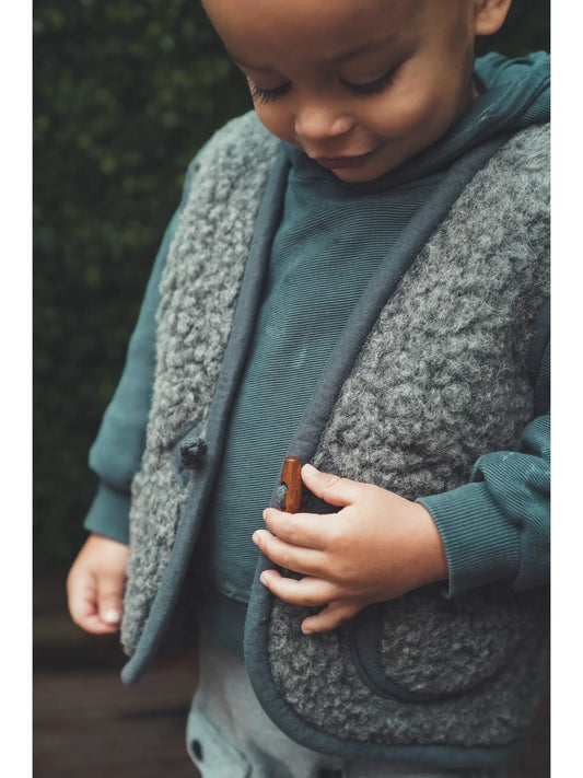 Louve enfant, le gilet sans manche en laine mérinos gris