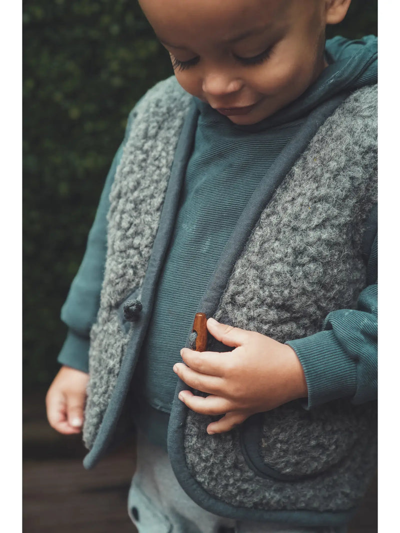 Louve enfant, le gilet sans manche en laine mérinos gris